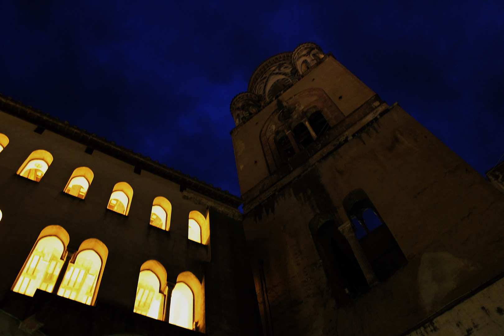 la chiesa da fuori