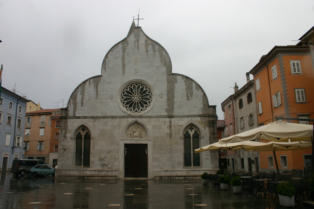 la chiesa di muggia durante la pioggia