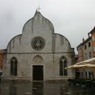 la chiesa di muggia durante la pioggia