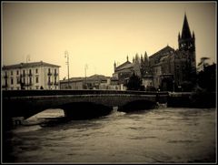 La chiesa di S:Fermo..il ponte delle navi e l'Adige in piena...