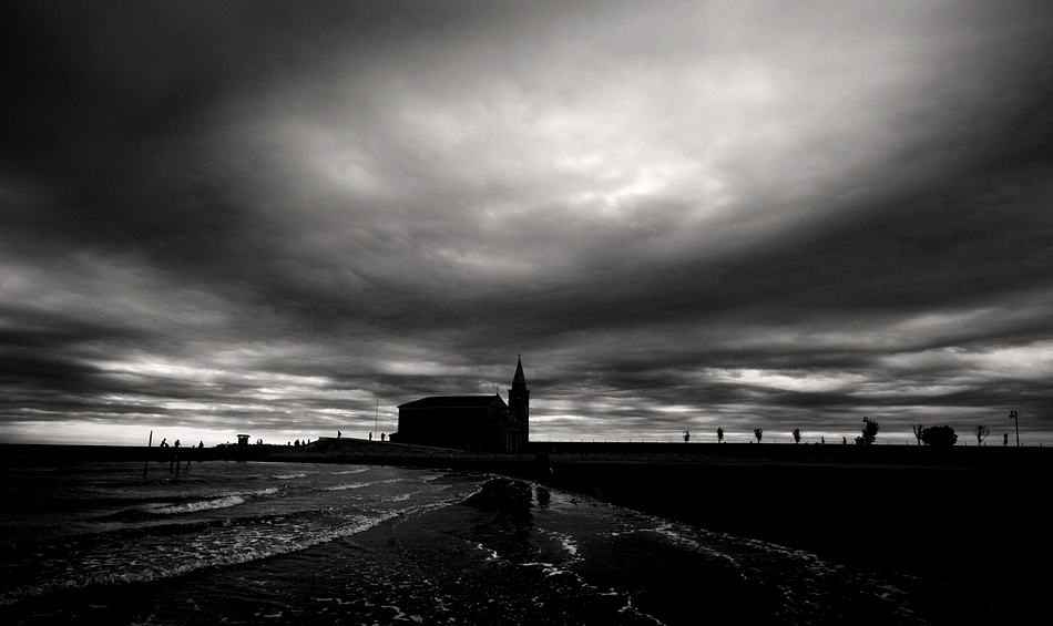 la chiesa e il mare