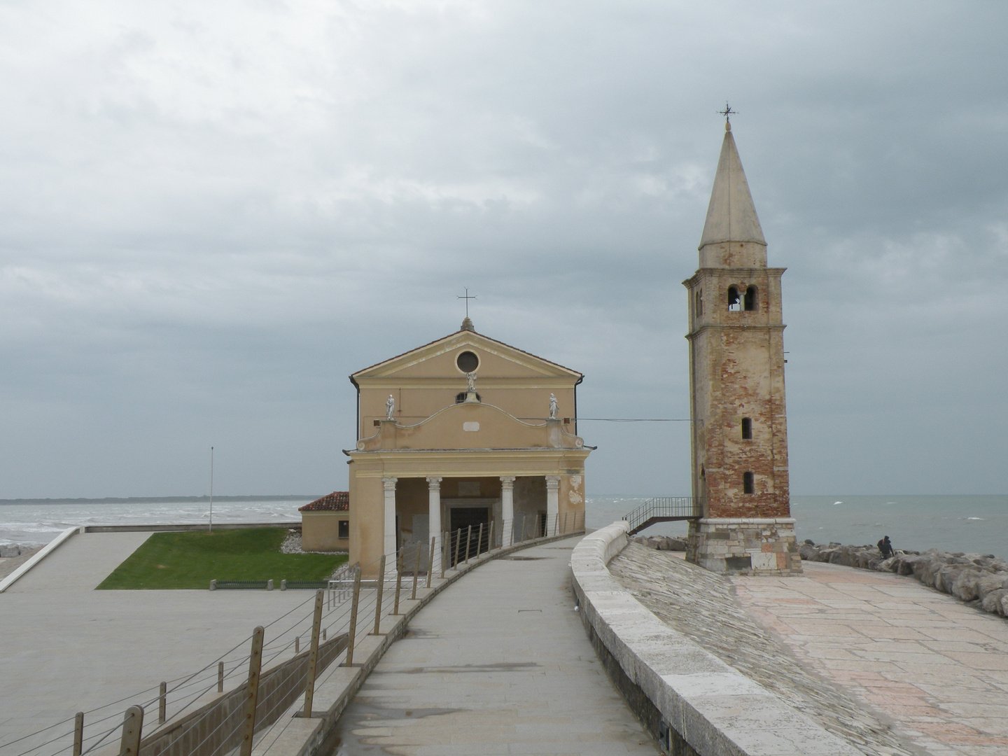 La chiesa sul molo a Caorle