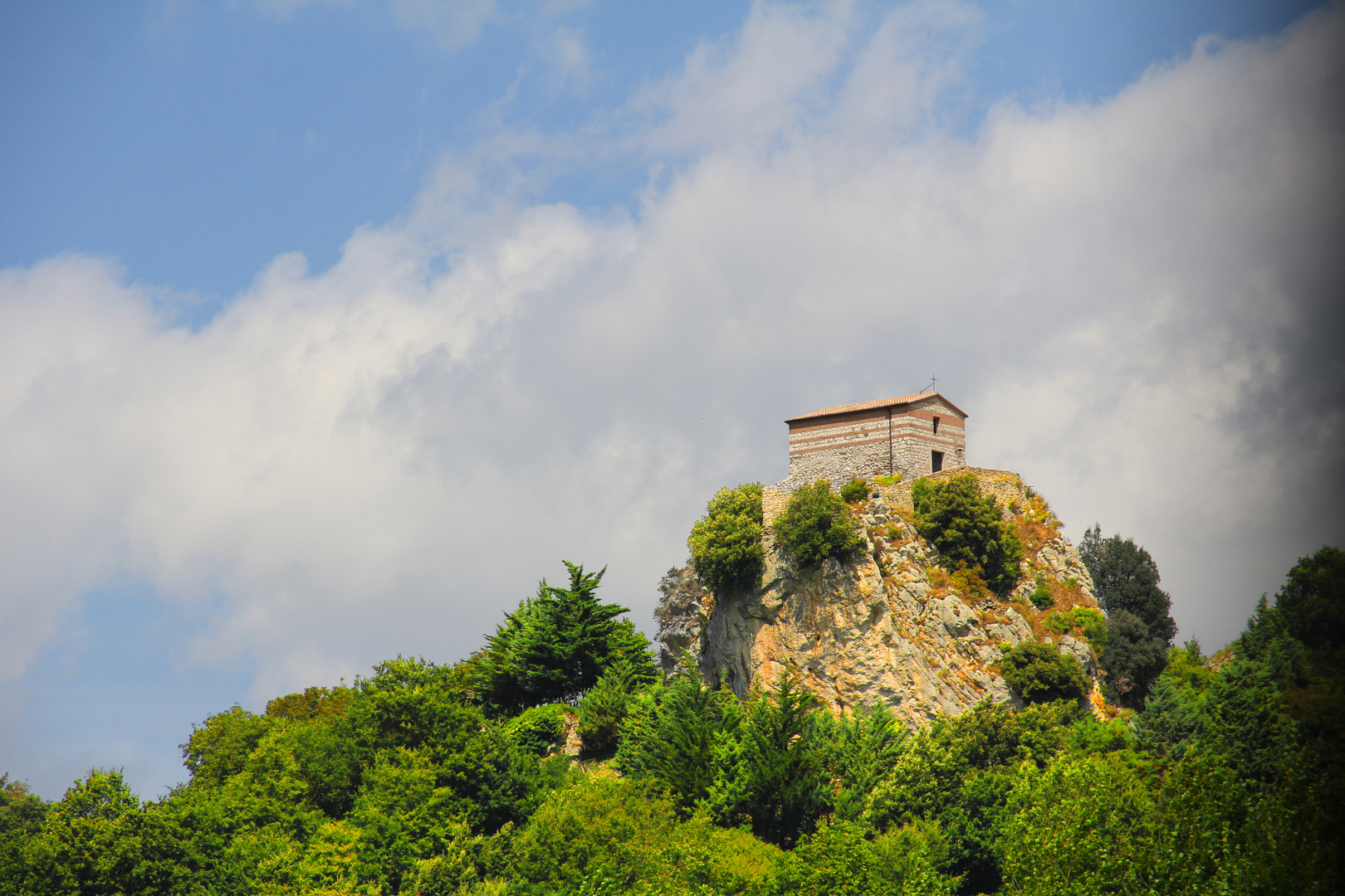 LA CHIESA SULLA ROCCIA