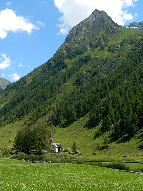 La chiesetta e la montagna, in estate