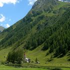 La chiesetta e la montagna, in estate