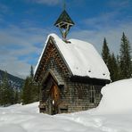 La chiesetta e la neve