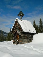 La chiesetta e la neve