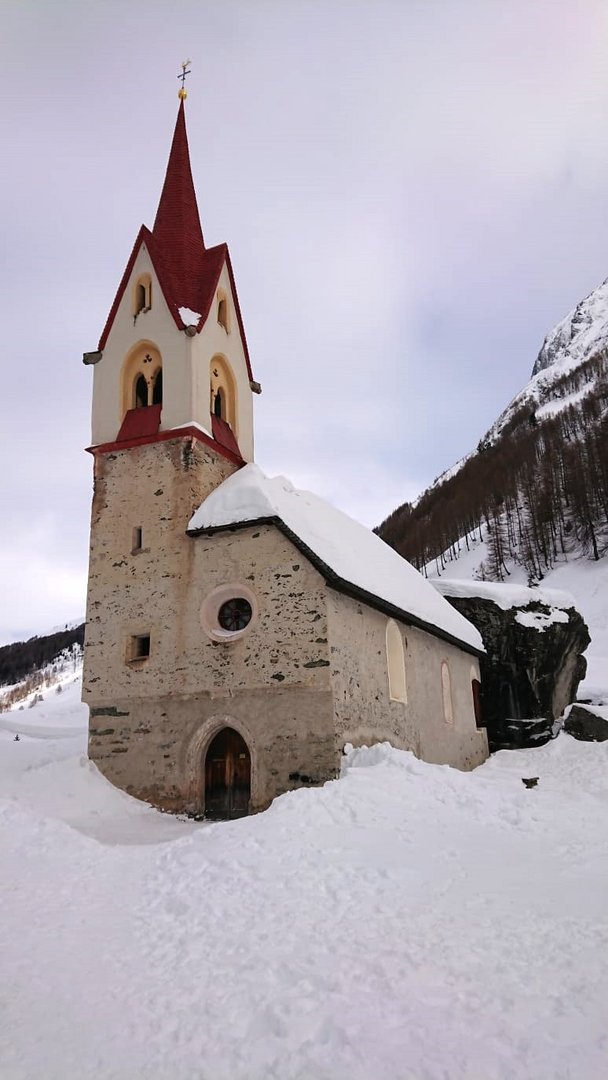 La chiesetta e la neve