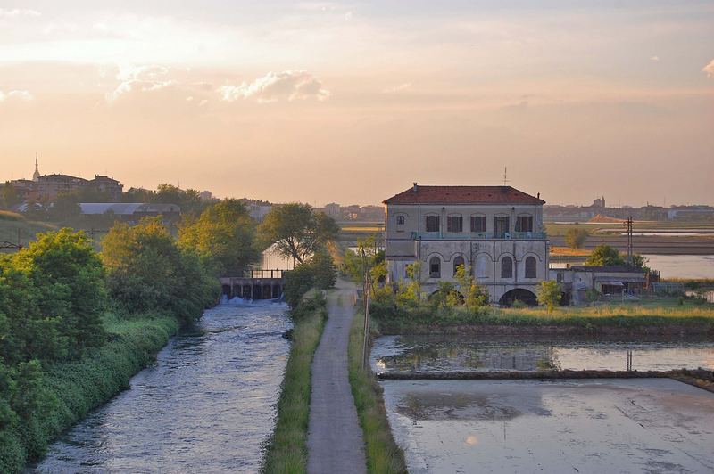 La chiusa al tramonto, Novara alle spalle.