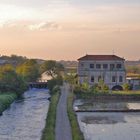 La chiusa al tramonto, Novara alle spalle.