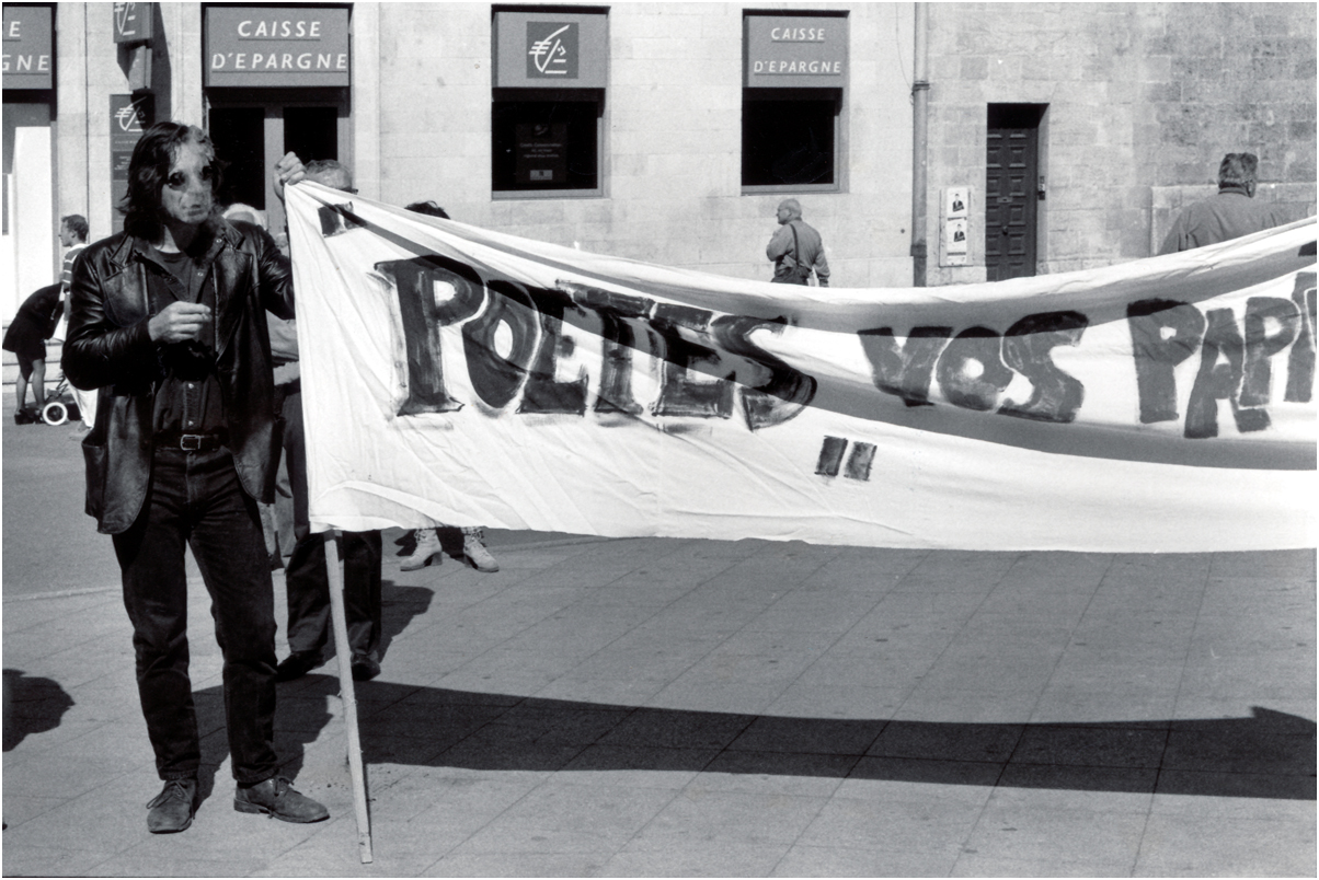 " La cigarette sans  cravate ... "