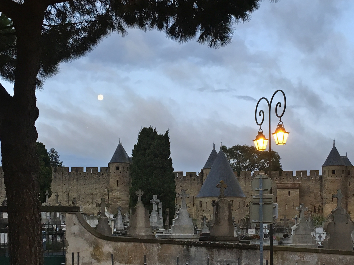 La Cite Carcassonne in der Morgendämmerung