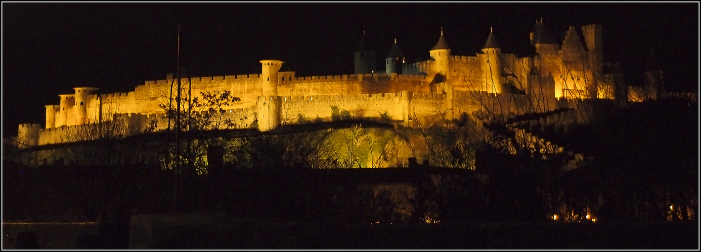 La cité de Carcassonne de nuit