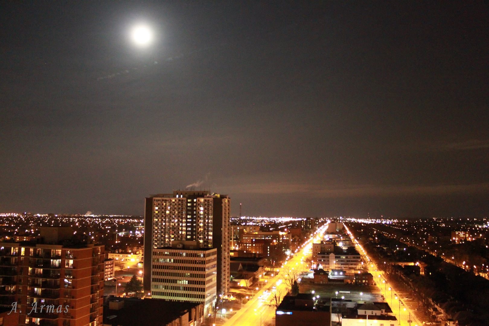 LA CIUDAD CUBIERTA CON EL RESPLANDOR DE LA LUNA