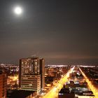 LA CIUDAD CUBIERTA CON EL RESPLANDOR DE LA LUNA