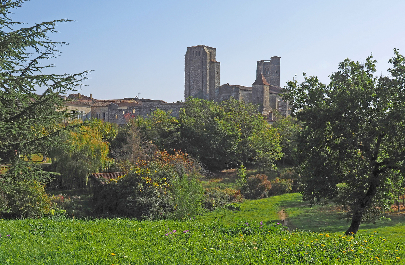 La Collégiale Saint-Pierre de La Romieu en automne