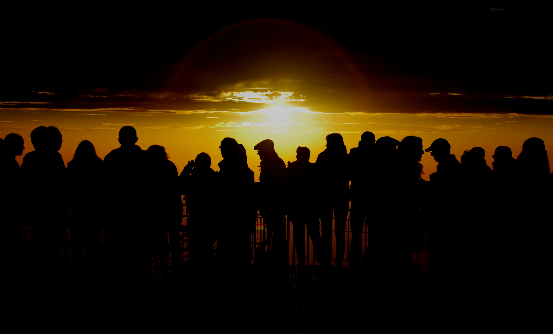 La contemplation au Pic du Midi de Bigorre devant le coucher du soleil.