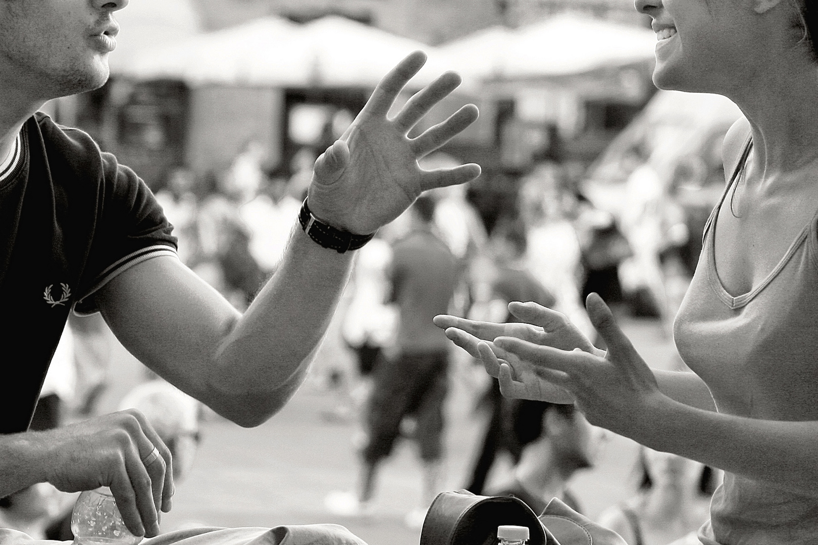 La conversazione Foto Immagini le mani comunicano, street