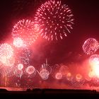 La Corniche di Doha illuminata a giorno dai fuochi artificiali