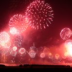 La Corniche di Doha illuminata a giorno dai fuochi artificiali