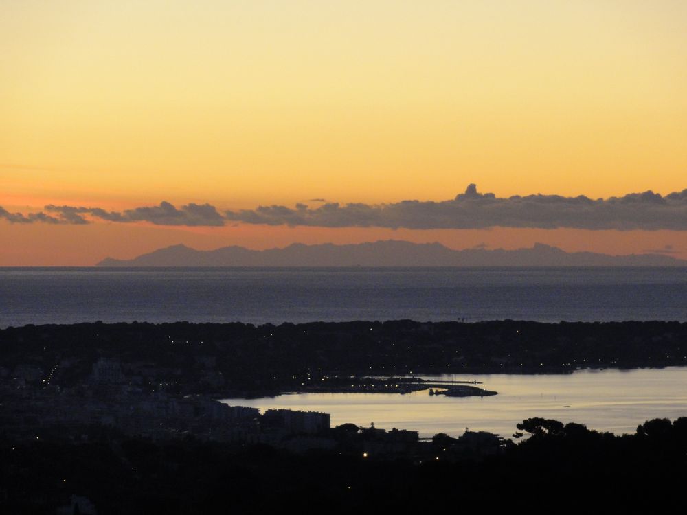 La Corse au petit matin depuis Juan les Pins !