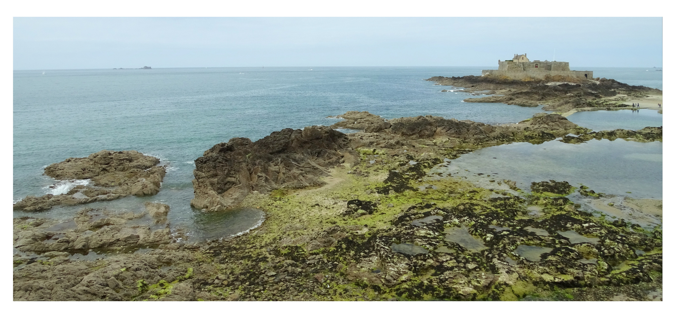 La côte vue des remparts de Saint Malo 