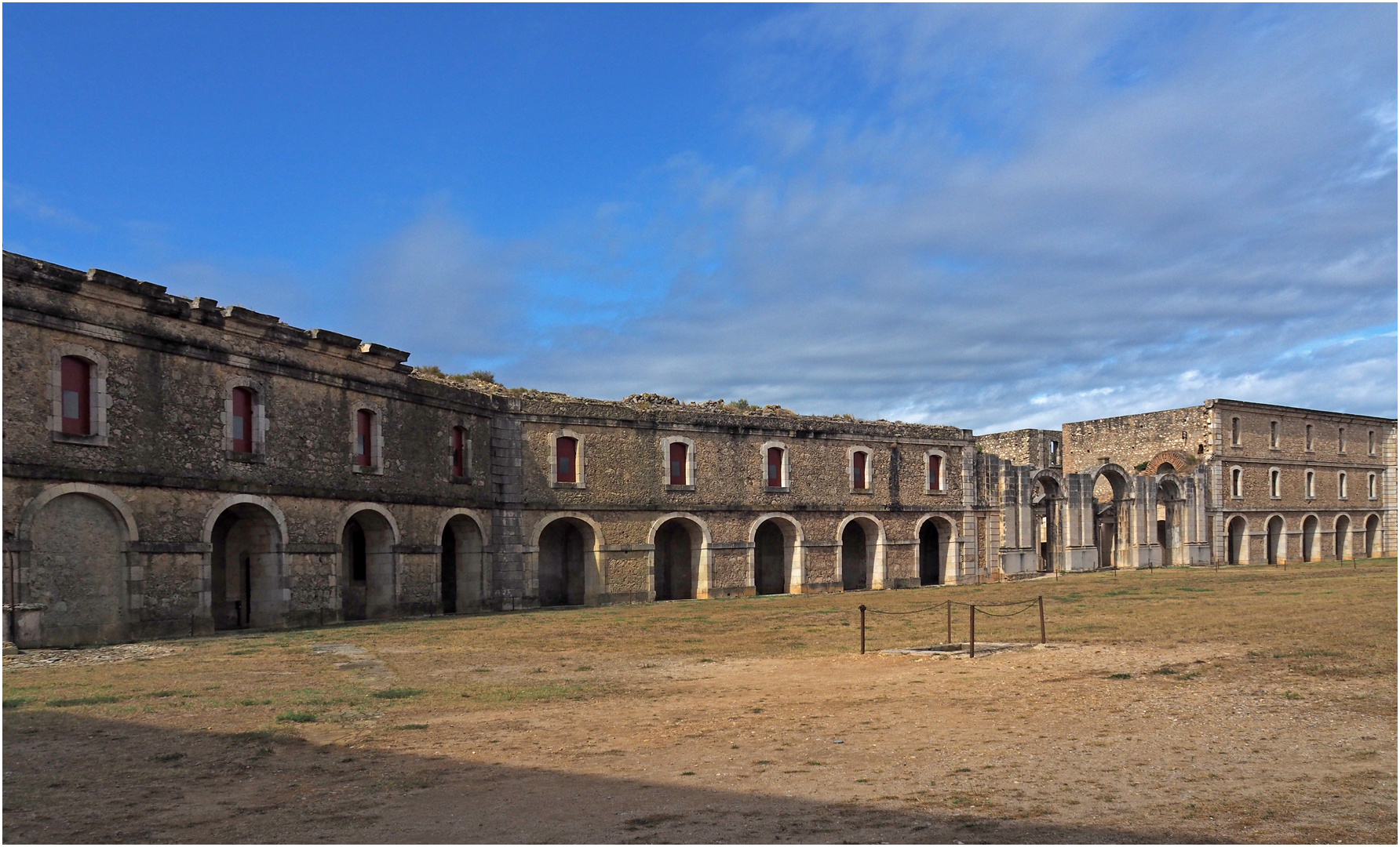 La cour principale du Château forteresse Sant Ferran à Figueras