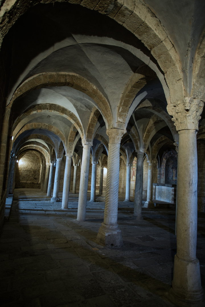 La cripta, o chiesa inferiore, della Basilica di S. Pietro a Tuscania