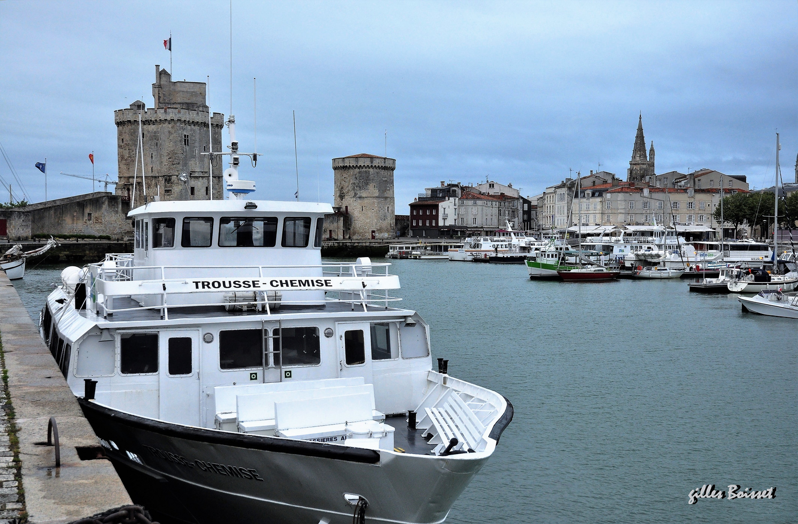 La croisière s'amuse devant les Tours de La Rochelle