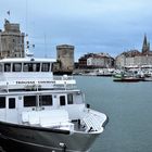 La croisière s'amuse devant les Tours de La Rochelle