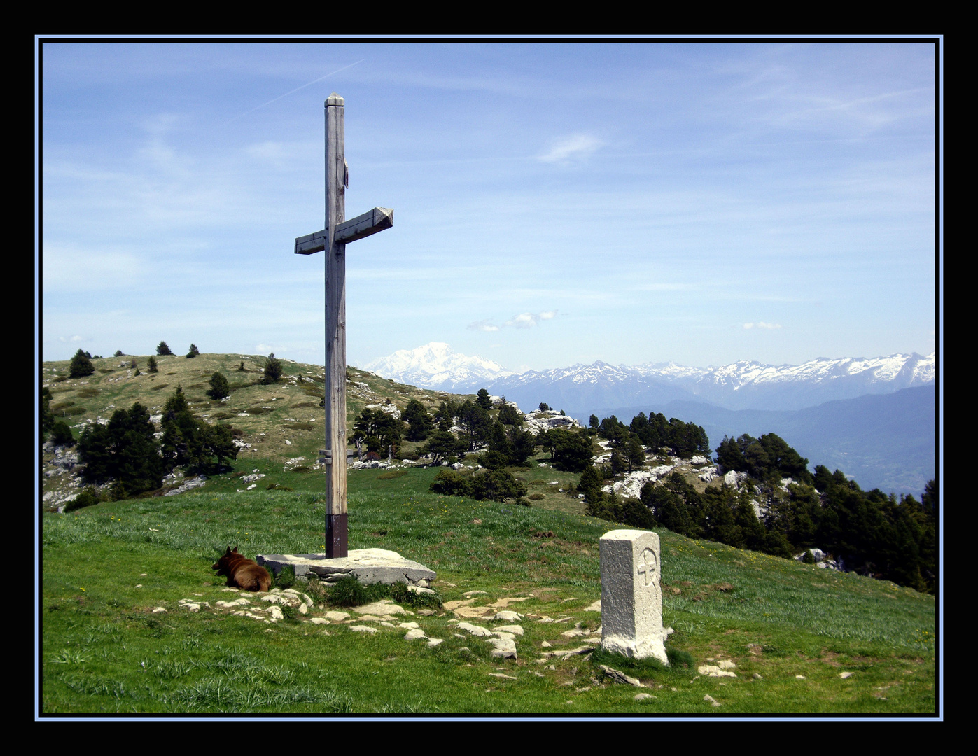 La croix du col de l'Alpe en Mai