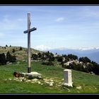 La croix du col de l'Alpe en Mai