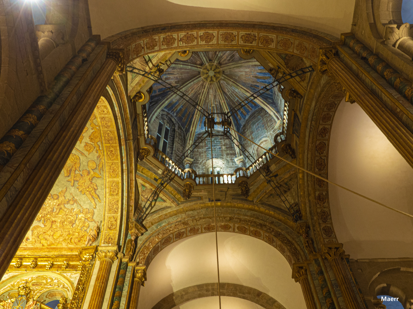 La cúpula, con la cuerda que gira mediante una polea para hacer funcionar el Botafumeiro.