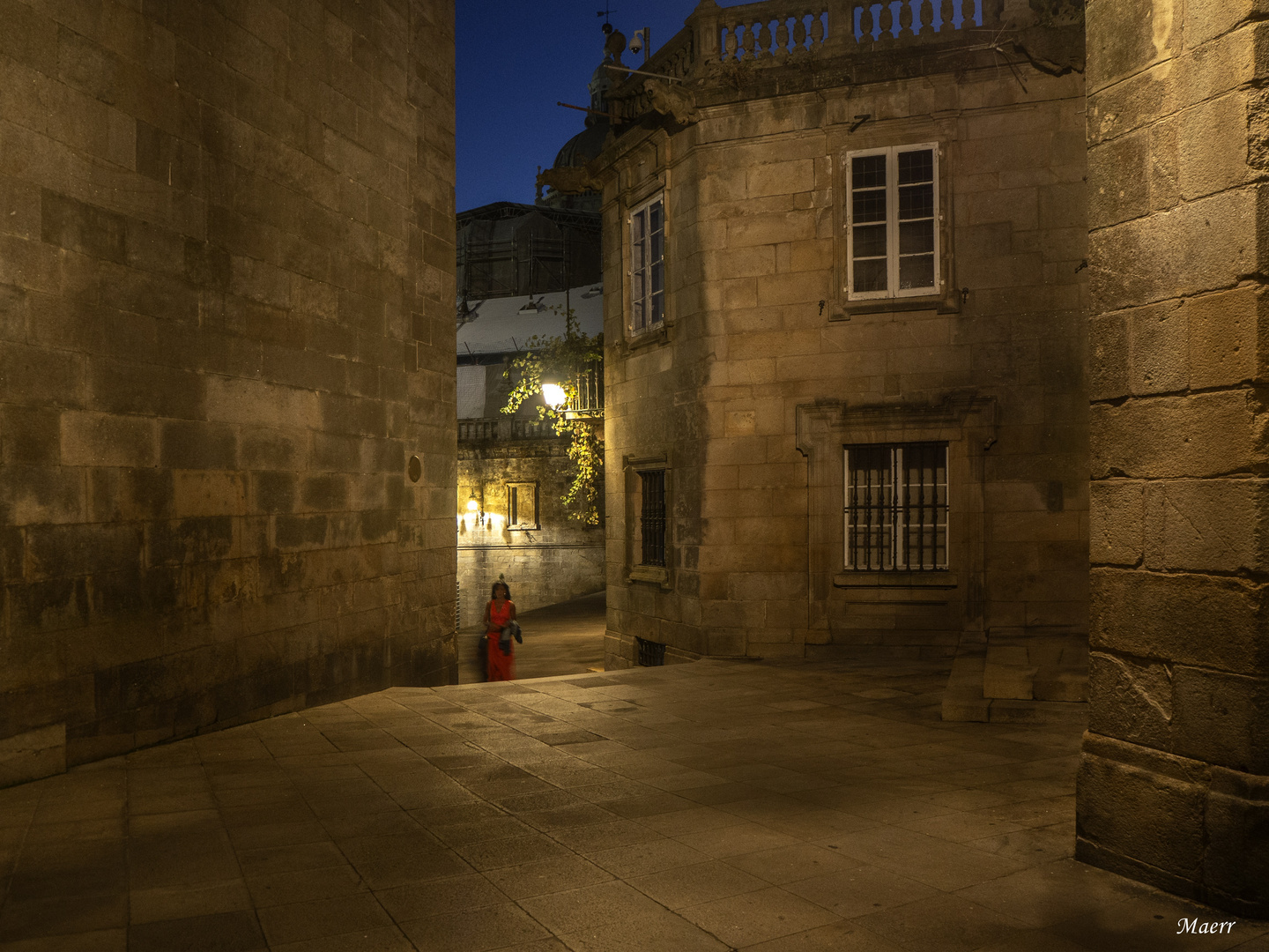 La dama de rojo.