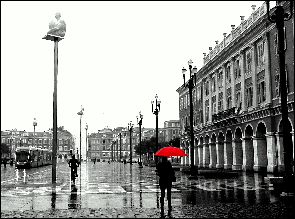 La Dame au parapluie rouge !