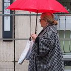 La dame au parapluie rouge, pour le lundi