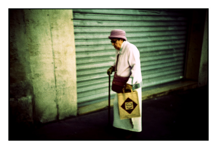 La dame avec sa canne et son sac