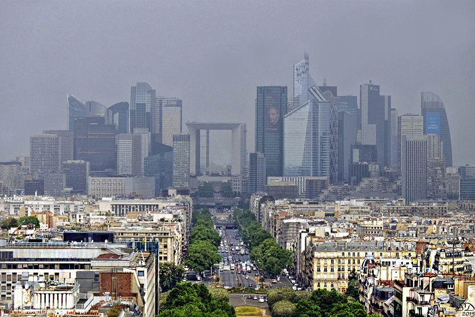 La Défense dans la brume