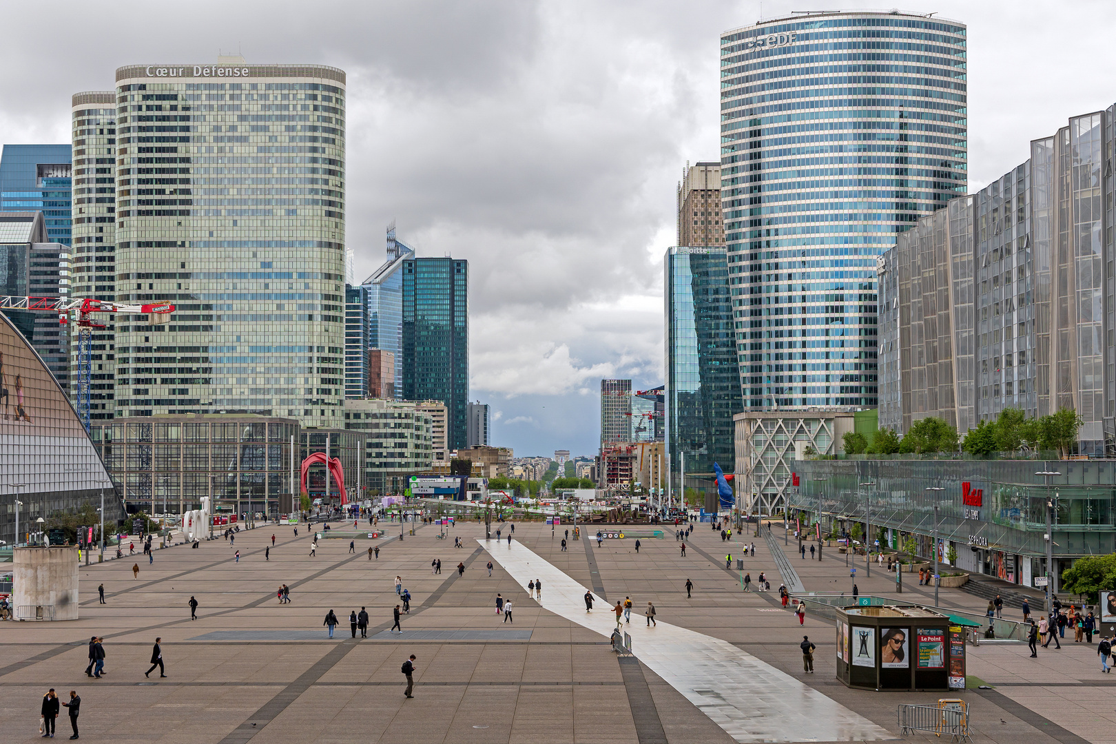 La Defense. Platz vor Grande Arche.