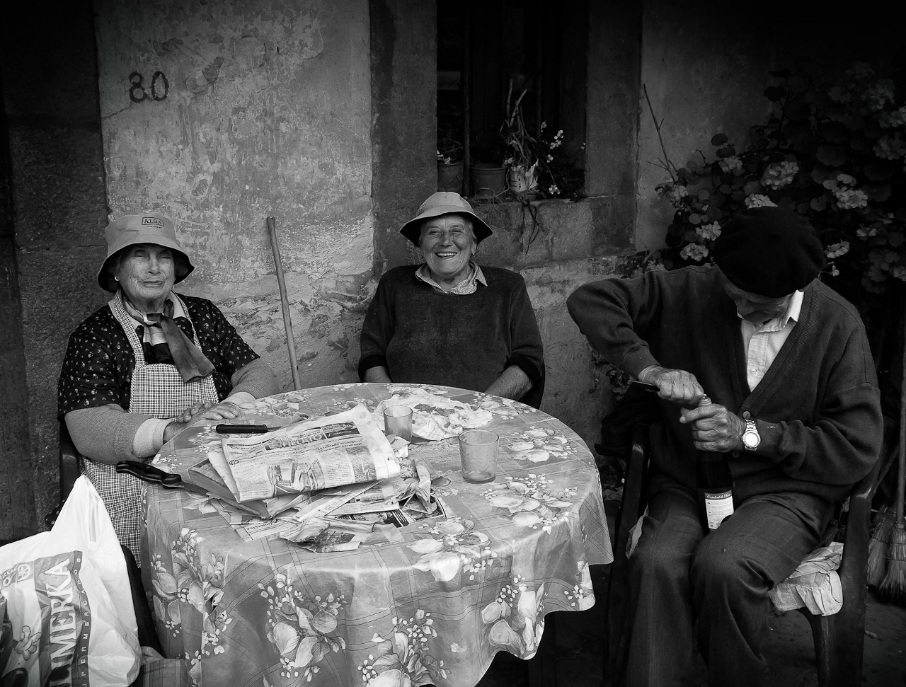 La définition du bonheur: Une bouteille, un tire bouchon et 2 femmes.