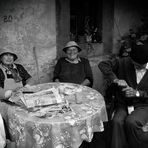 La définition du bonheur: Une bouteille, un tire bouchon et 2 femmes.