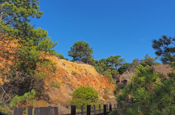 La descente vers la mer dans la falaise