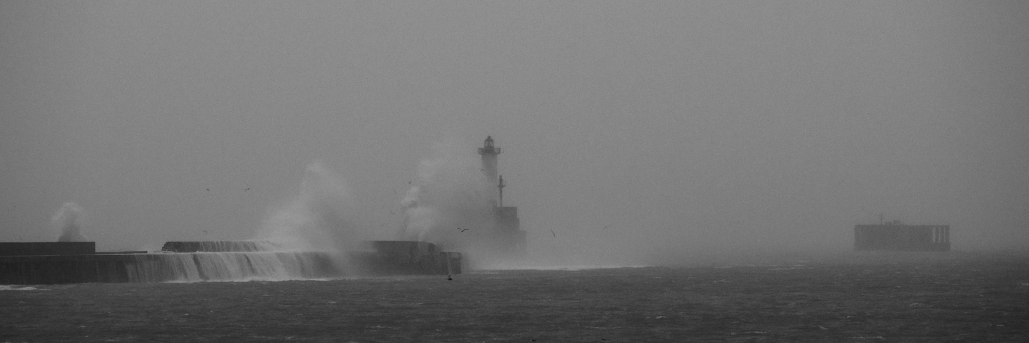 la digue et le caisson sous la tempête