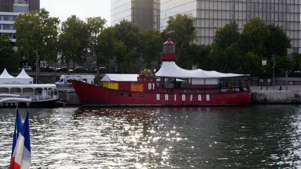 la discotheque flottante de paris!