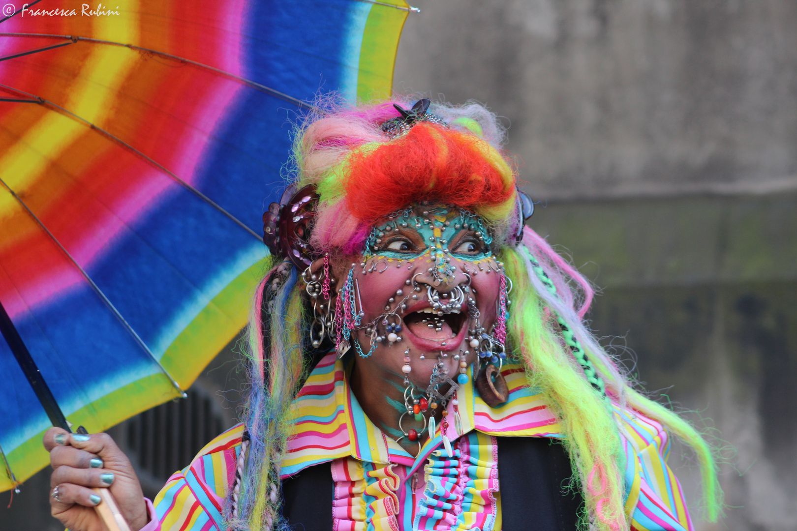 La donna con più piercing al mondo ( 2012 ) . ©