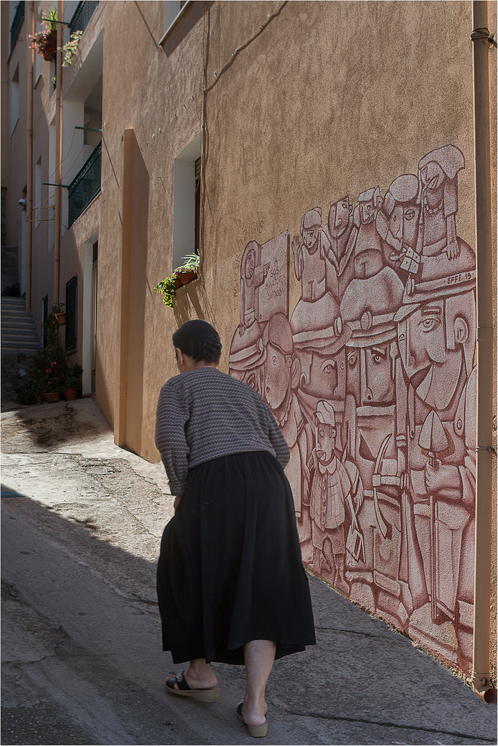 La donna e il murale