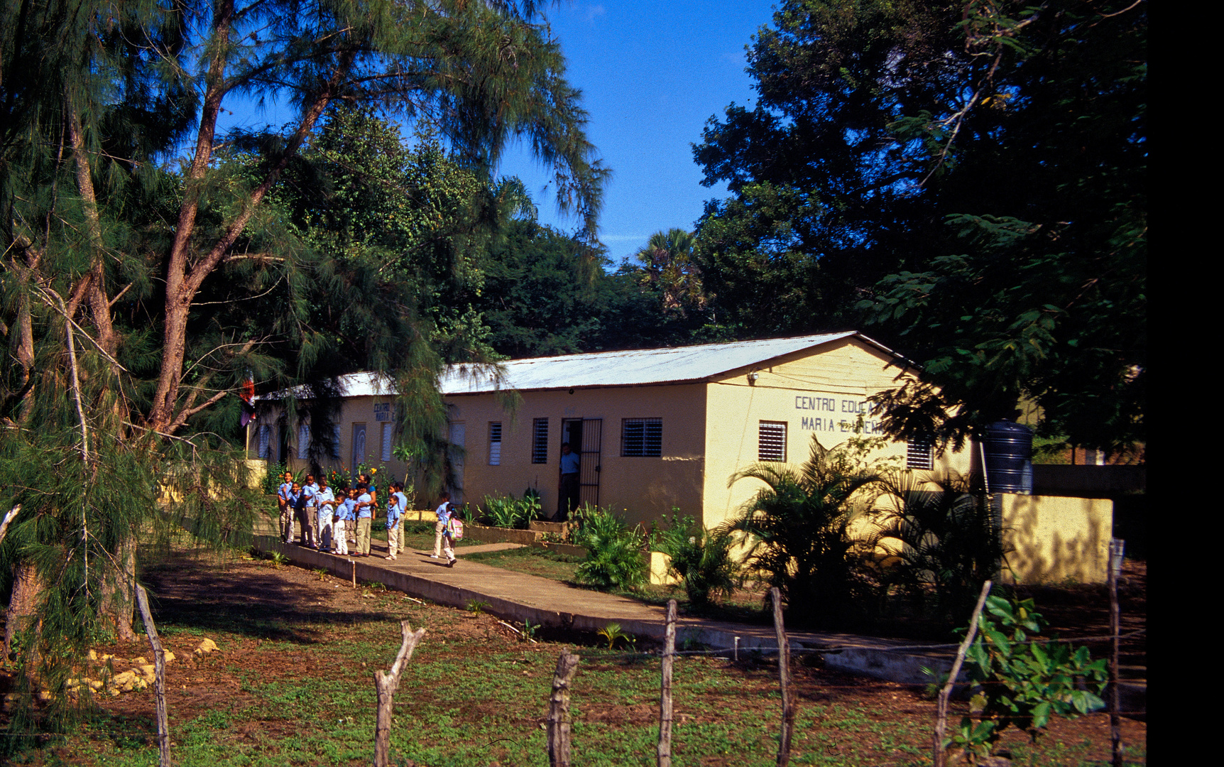 La escuella en el Campo. Eine Schule auf dem Land in der Dominikanischen Republik