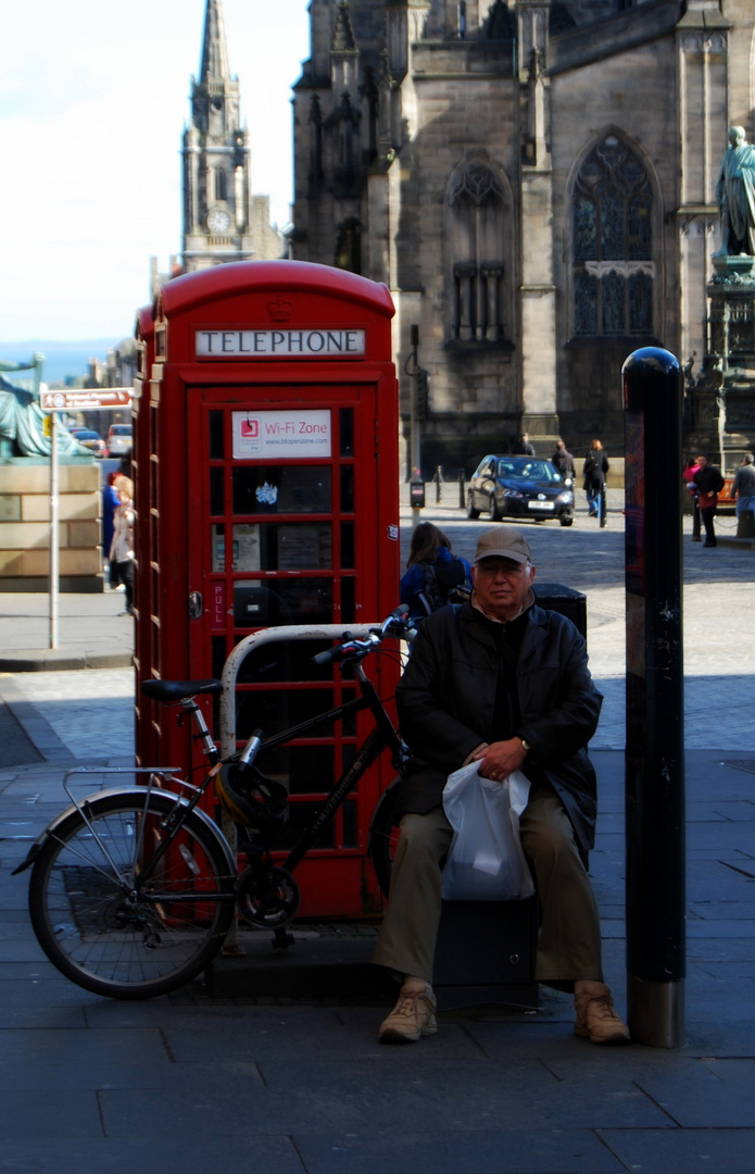 LA ESPERA/ SOMEONE WAITING FOR SOMEONE