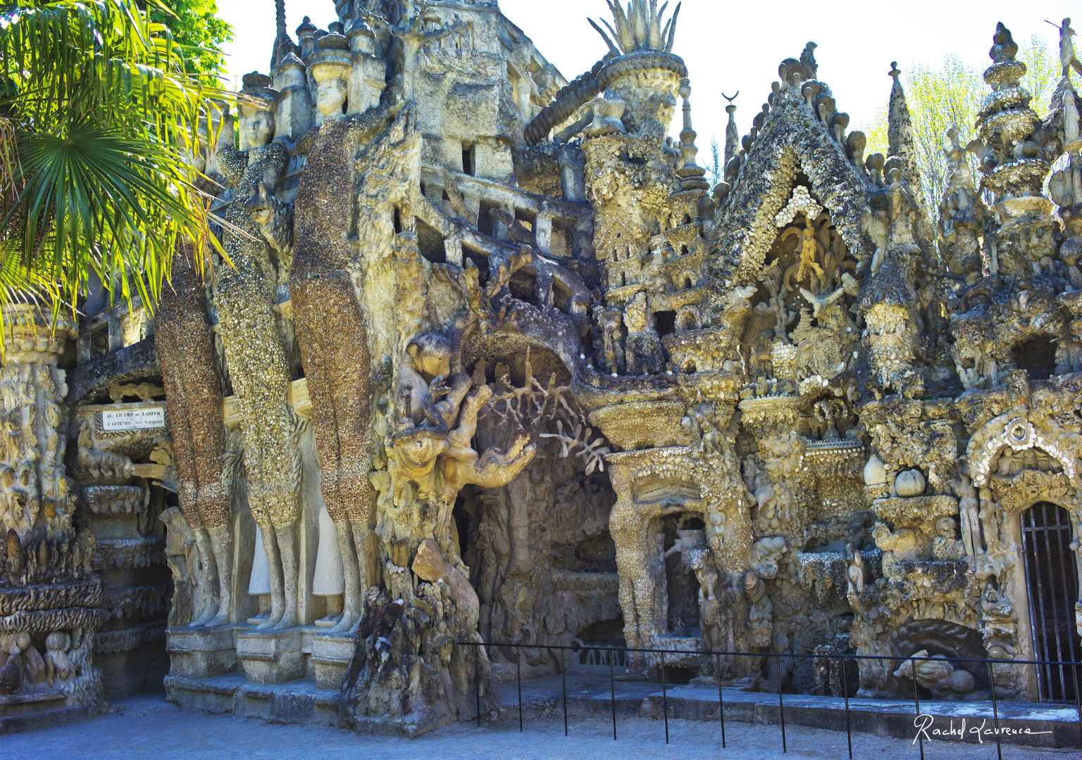 La façade Est du Palais Idéal du Facteur Cheval