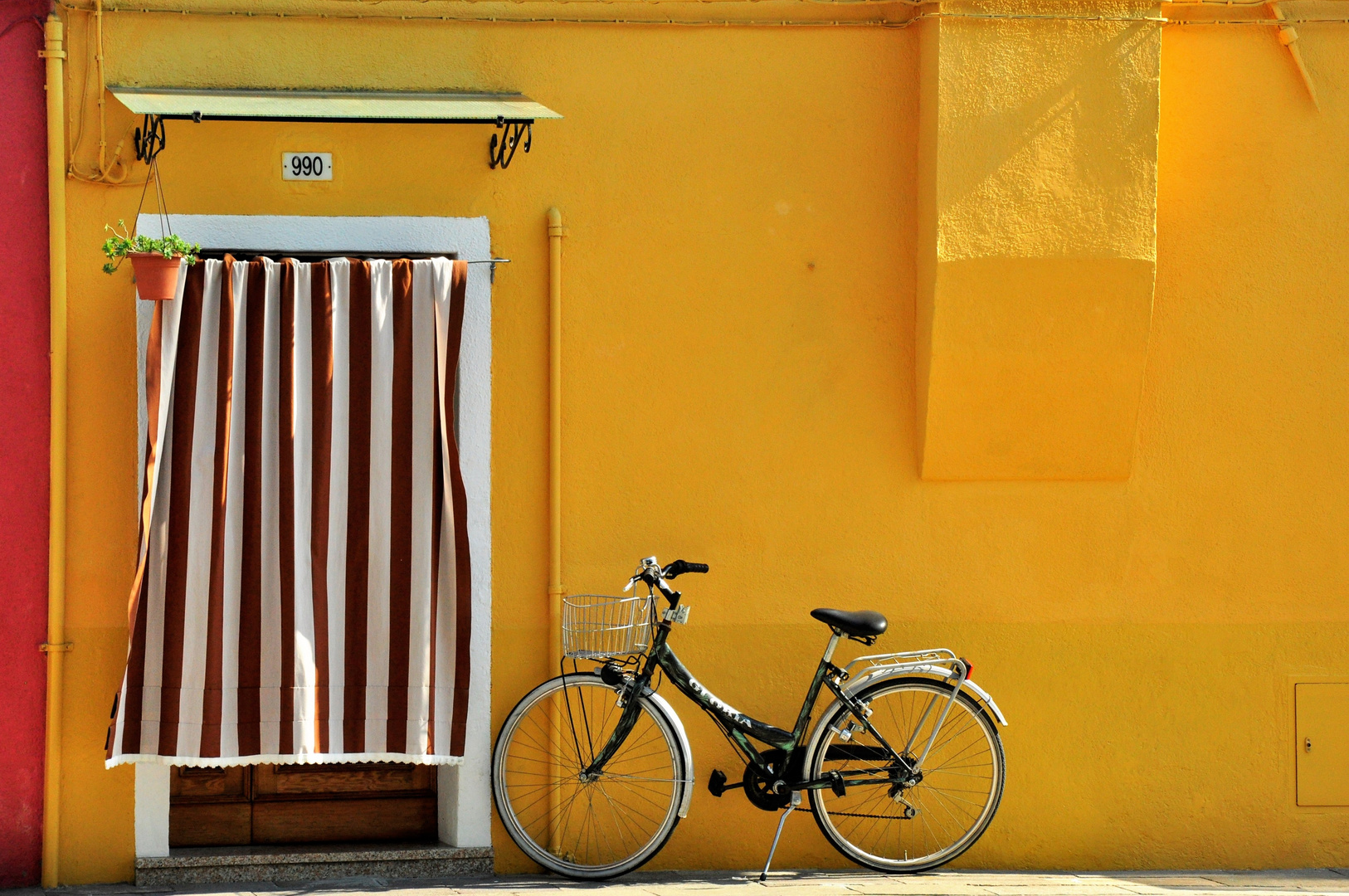 La façade jaune